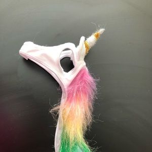 Adjustable unicorn pet hat costume.